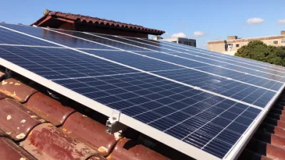 Sistema di montaggio con staffa solare fotovoltaica sul tetto