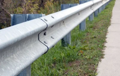 Costruzione di guardrail in acciaio zincato a caldo per la sicurezza stradale, guardrail autostradale, trave a W in metallo, ringhiera a ponte a tre onde, barriera stradale ondulata personalizzata